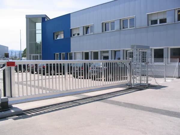 Freitragende Schiebetore für Industrie