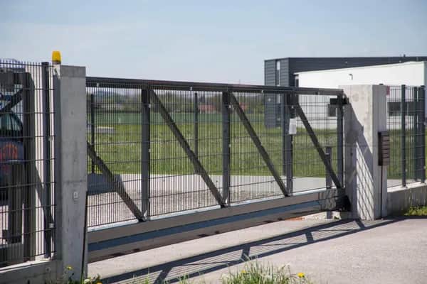 Freitragende Industrie-Schiebetore in Wien – Planung und Montage vom Profi