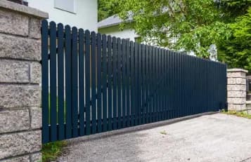 Alu Einfahrtstor elegant pflegearm