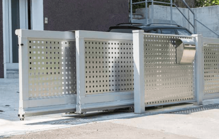 Teleskopschiebetor mit Design aus Aluminium