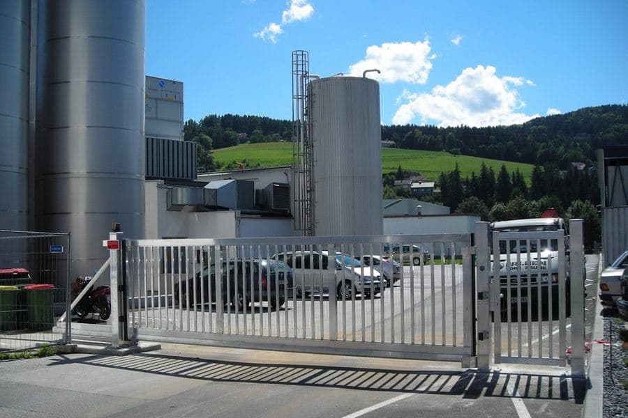 Freitragendes Industrie-Schiebetor mit Motor konfigurieren