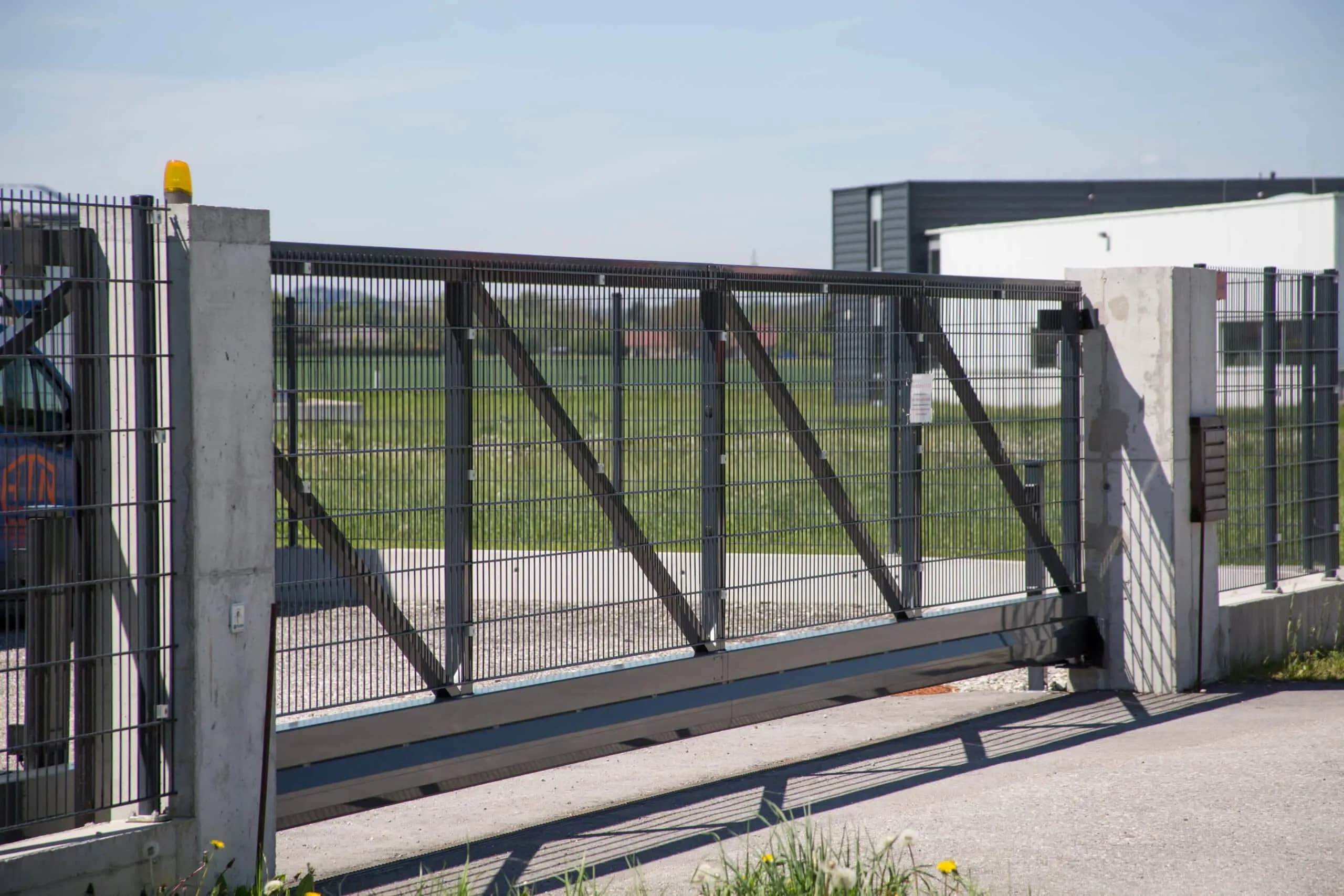 Freitragendes Schiebetor oder Flügeltor – Welche Lösung für Industriebetriebe?