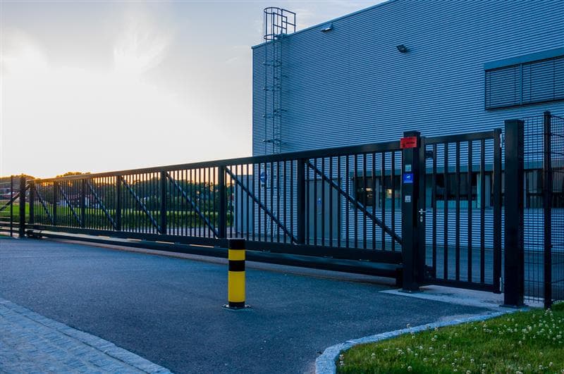 Beschädigte Tore schnell ersetzen, um Sicherheit am Werksgelände wiederherzustellen